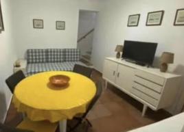 Sala com sofá, tv e internet
