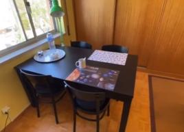 Mesa/secretária e cadeiras