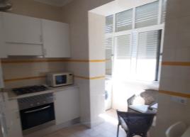 Cozinha, mesa de refeição e estar