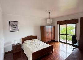 Quarto mobilado com varanda privada