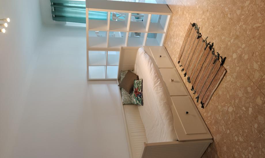 Quarto 20m2. Cama individual, secretária, cadeira, roupeiro e estante. Com área de leitura (cadeirão, candeeiro de pé e estante)