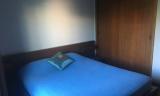 Quarto principal (cama 160x200; móvel encastrado; cómoda; vidros duplos)