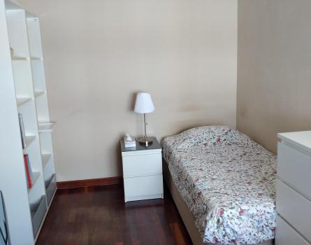 Um quarto, com cómoda, secretária e cadeira e roupeiro