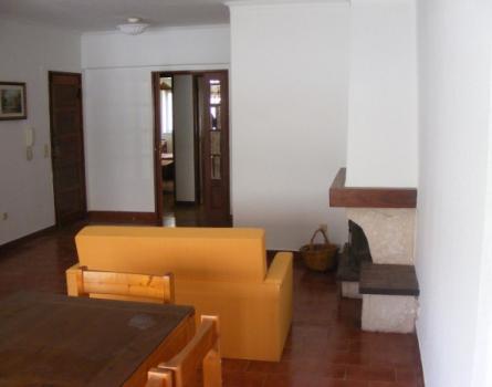 Sala com lareira, toda equipada-sofás(2 e 3 lugares c/ cama), mesa, cadeiras, aparador.