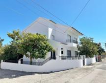 Casa com 2 pisos e espaço exterior