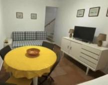 Sala com sofá, tv e internet 