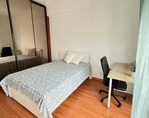 Quarto com varanda e cama casal