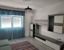 Sala ampla e bem iluminada