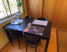 Mesa/secretária e cadeiras