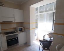 Cozinha, mesa de refeição e estar