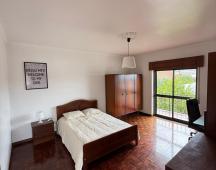 Quarto mobilado com varanda privada