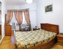 Quarto com armário e varanda
